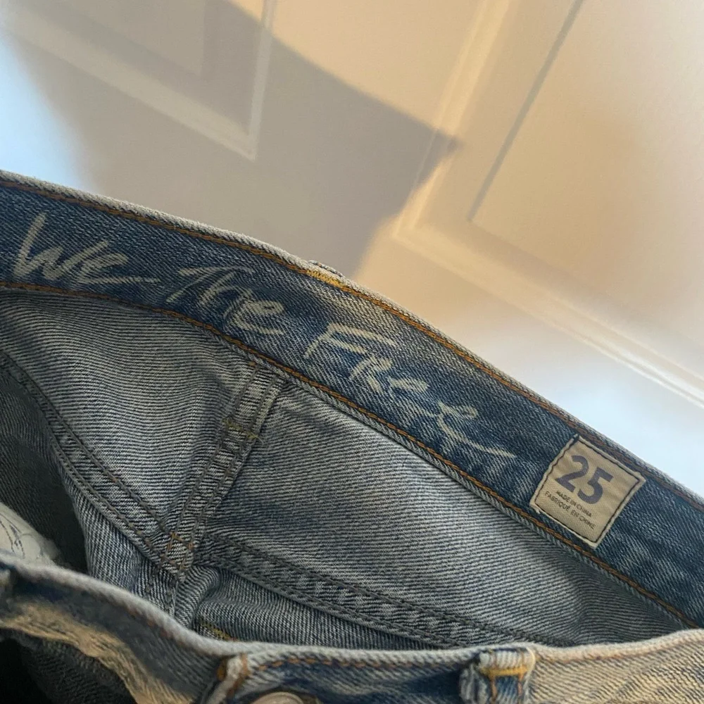 Free People We the Free distressed denim cutoff shorts size 25 - Picture 4 of 4